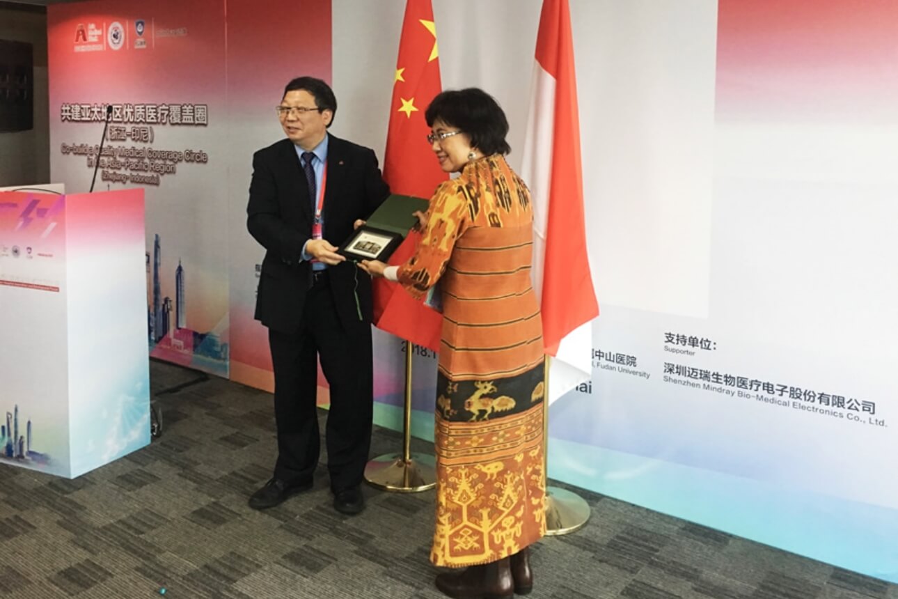  中外交流闭门会参会嘉宾互赠礼物